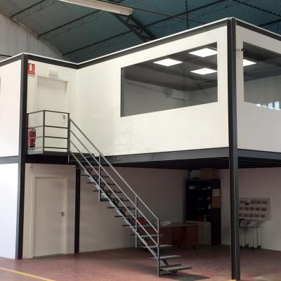 Exterior de la oficina donde se aprecia la estructura metálica